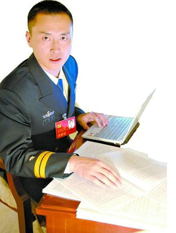 資料圖：中國首批艦載機(jī)飛行員戴明盟。
