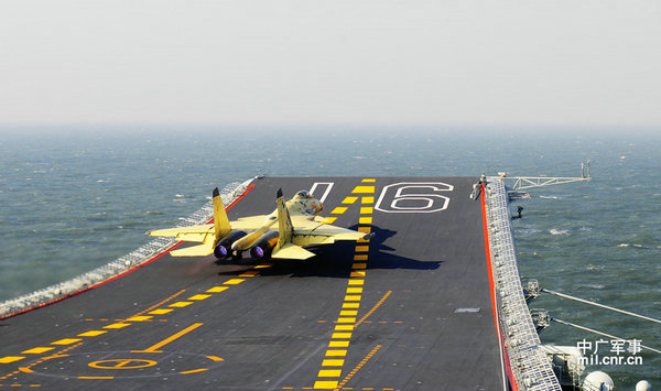 資料圖：殲-15從遼寧艦起飛升空。