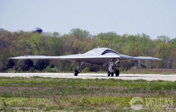 資料圖：X-47B無人機(jī)進(jìn)行飛行測試。
