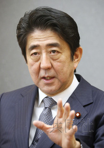 日本首相安倍晉三24日在官邸接受共同社采訪。