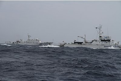 日本媒體公布的中國“海監(jiān)66”船急速追擊日本漁船照片，期間日本“水城”號海保巡邏船對中國船只的追擊進行干擾。