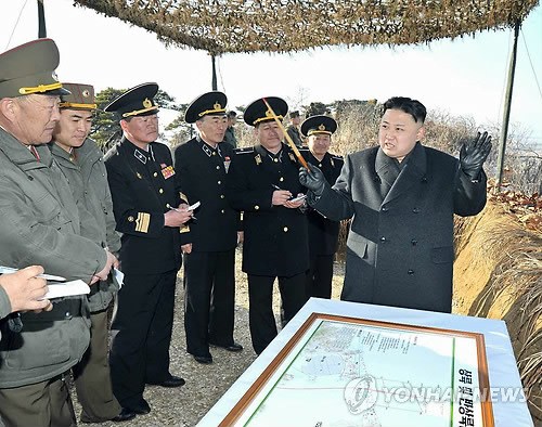 朝軍25日在東海元山一帶進(jìn)行了大規(guī)模國(guó)家級(jí)聯(lián)合軍演，金正恩親自參觀了此次軍演。(韓聯(lián)社)