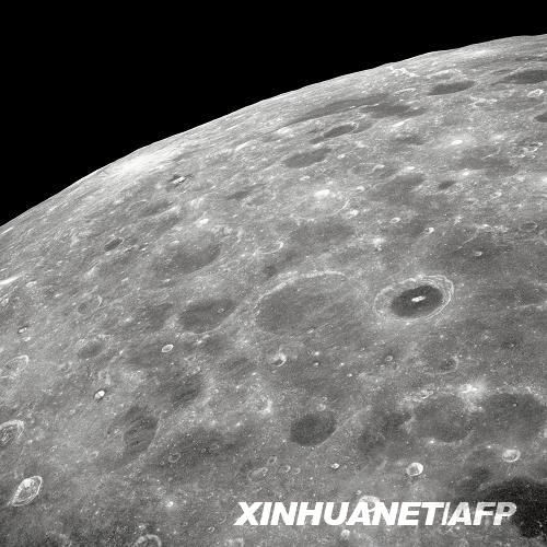 11月13日，美國航天局宣布，該局科學(xué)家對月球坑觀測和傳感衛(wèi)星獲得的撞月數(shù)據(jù)進(jìn)行初步分析后確認(rèn)，月球存在水。這是美國航天局提供的從“阿波羅8號”飛船上拍攝的月球表面的照片。新華社/法新