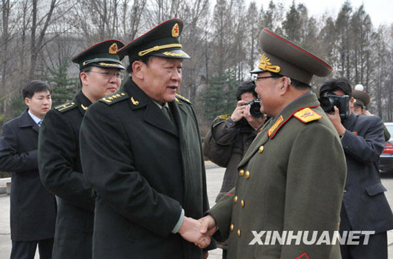 11月22日，朝鮮人民武力部部長金永春次帥（右）在平壤祖國解放戰(zhàn)爭(zhēng)勝利紀(jì)念塔廣場(chǎng)歡迎到訪的中國國務(wù)委員兼國防部長梁光烈。新華社記者姚西蒙攝