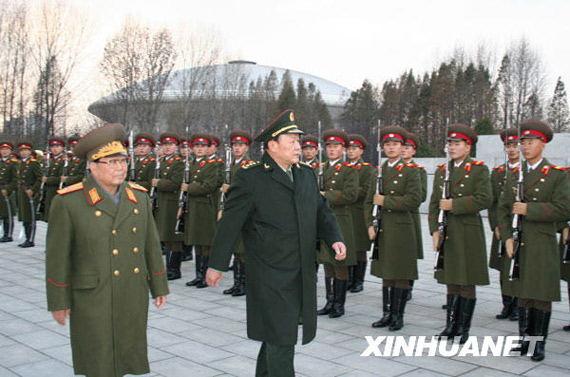 11月22日，中國國務(wù)委員兼國防部長梁光烈（右）在朝鮮人民武力部部長金永春次帥的陪同下，在平壤祖國解放戰(zhàn)爭(zhēng)勝利紀(jì)念塔廣場(chǎng)檢閱朝鮮人民軍儀仗隊(duì)。