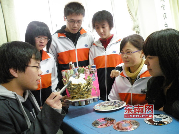 圖為鄭文燦同學在向同學們展示講解自己的作品。