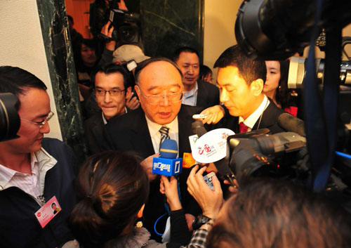 3月4日晚，全國(guó)人大代表、重慶市市長(zhǎng)黃奇帆接受了中外60余家媒體的集體采訪。圖為記者“圍堵”黃奇帆。人民網(wǎng)記者 于凱攝