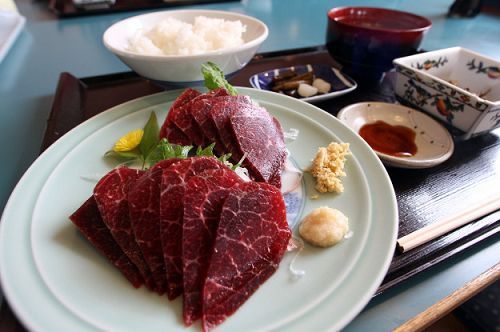 海豚肉做成的刺身。