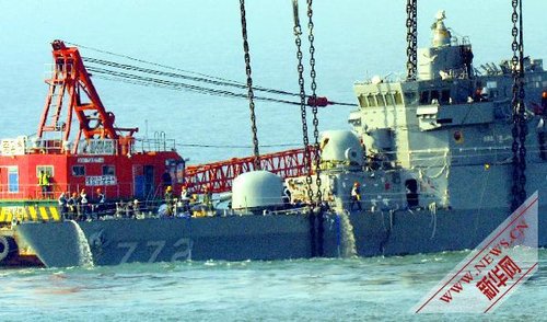 資料圖片：4月24日，在韓國白翎島附近水域，工作人員在打撈“天安”號警戒艦艦首。 新華社/紐西斯通訊社