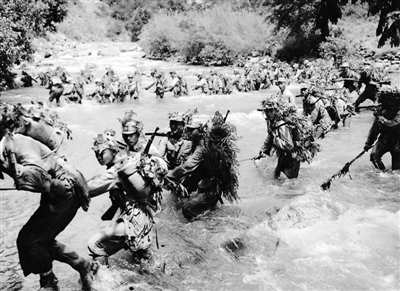 上圖：身披偽裝的中國士兵在前往滇西怒江前線的路上，他們將在那里阻截日軍的進(jìn)犯。