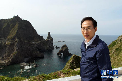 　　8月10日，韓國(guó)總統(tǒng)李明博登上與日本存在主權(quán)爭(zhēng)議的獨(dú)島（日本稱(chēng)竹島）視察。（來(lái)源：網(wǎng)絡(luò)）