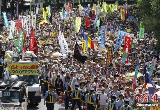 資料圖：當(dāng)?shù)貢r間7月16日，日本東京爆發(fā)“再見核電站”大集會。據(jù)主辦方透露，約有17萬人參加了此次活動。集會者呼吁關(guān)閉日本所有核電站，實(shí)現(xiàn)“無核化”。