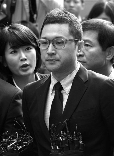 25日，韓國總統(tǒng)李明博長子李時(shí)炯（前）前往韓特別檢察官小組所在地接受調(diào)查。新華社發(fā)