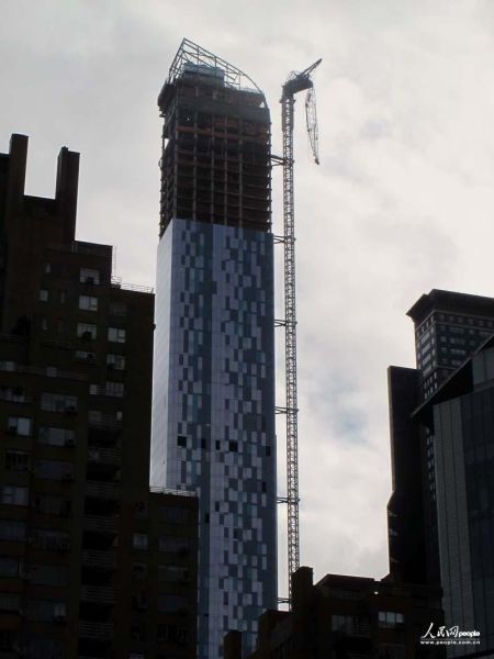one57大樓折斷的吊長成為新奇觀。人民網(wǎng)記者 任建民 攝