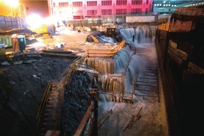 29日，颶風(fēng)“桑迪”來襲，紐約世貿(mào)中心建筑工地被海水淹沒。圖/東方IC 