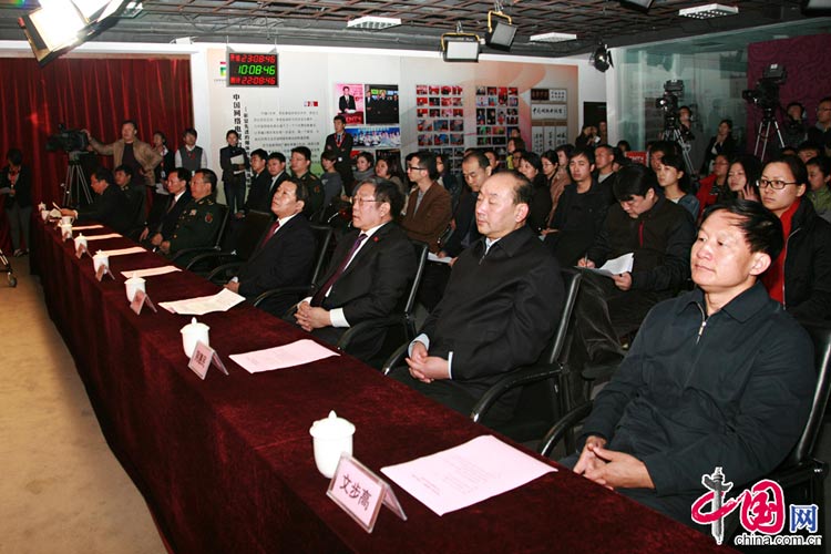 11月6日，由中央宣傳部、國家發(fā)展改革委、解放軍總政治部、北京市委主辦，中國網(wǎng)絡(luò)電視臺承辦的“科學(xué)發(fā)展　成就輝煌”大型圖片展覽網(wǎng)上展館6日起與廣大網(wǎng)友見面。圖為網(wǎng)上展館啟動儀式現(xiàn)場。 中國網(wǎng) 李佳攝影