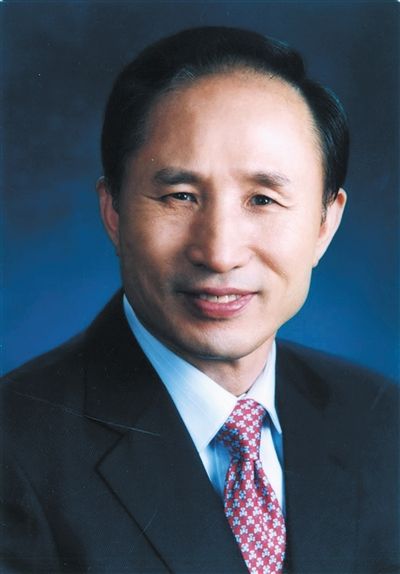 李明博（韓國總統(tǒng)）為“私宅門”向國民道歉，并親自批準法案，調(diào)查自己的家人。