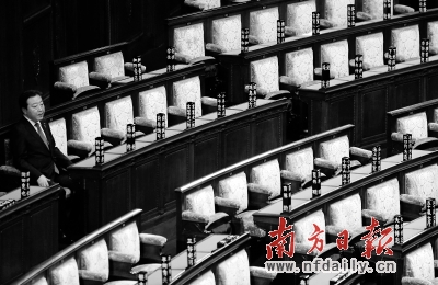 16日，日本眾院解散,野田坐在空蕩的眾院會場。新華社發(fā)