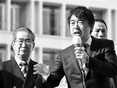 29日，日本著名極右翼分子石原慎太郎（左）和新生代右翼政客橋下徹在東京街頭演講拉票。