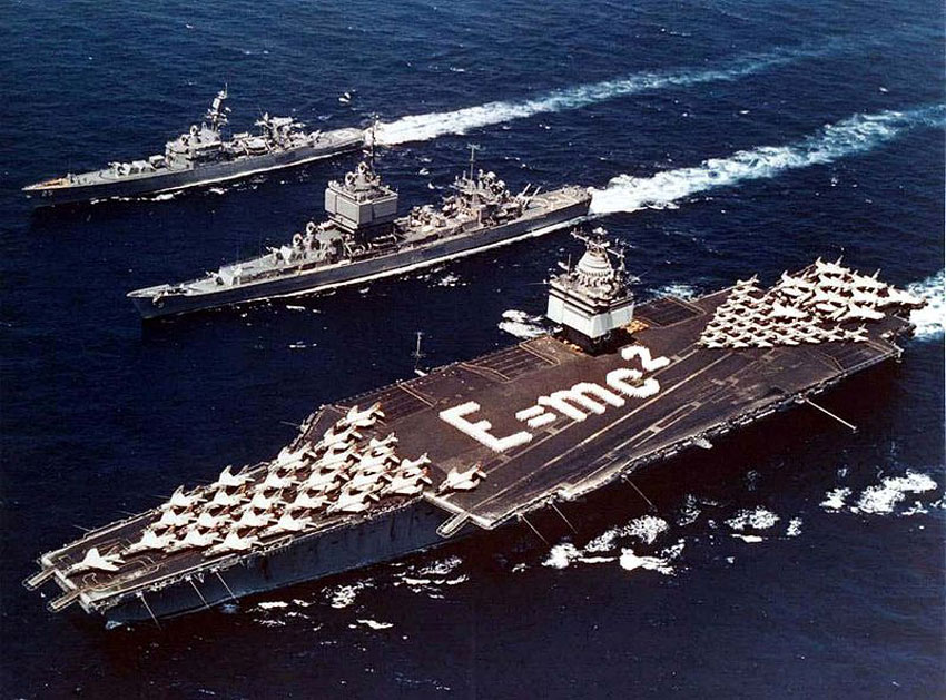 1964年7月31日，“企業(yè)”號、“長堤”號及“班布里奇”號三艘核動力軍艦正進行環(huán)球航行，以宣示美國海軍力量。“企業(yè)”號的官兵在飛行甲板排出著名的“E=mc?”質(zhì)能等價公式，以紀念于核能有重要貢獻的愛恩斯坦。