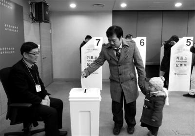 5日，北京，很多韓國人帶孩子來大使館投票。選民說，希望能夠從小培養(yǎng)孩子的權(quán)利意識。新京報(bào)記者 韓旭陽 攝