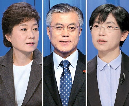 從左至右依次為樸槿惠、文在寅、李正姬