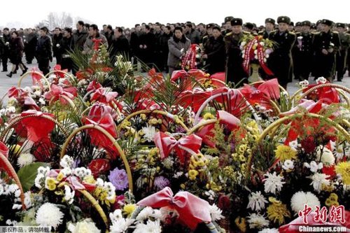 據(jù)朝中社報(bào)道，當(dāng)?shù)貢r(shí)間12月16日，朝鮮人民軍官兵、各階層人民和青少年學(xué)生前往萬(wàn)壽臺(tái)，為朝鮮已故領(lǐng)導(dǎo)人金日成和金正日銅像獻(xiàn)花。據(jù)悉，12月17日是朝鮮已故最高領(lǐng)導(dǎo)人金正日逝世一周年紀(jì)念日。