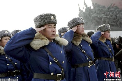 據(jù)朝中社報道，當(dāng)?shù)貢r間12月16日，朝鮮人民軍官兵、各階層人民和青少年學(xué)生前往萬壽臺，為朝鮮已故領(lǐng)導(dǎo)人金日成和金正日銅像獻花。據(jù)悉，12月17日是朝鮮已故最高領(lǐng)導(dǎo)人金正日逝世一周年紀(jì)念日。 