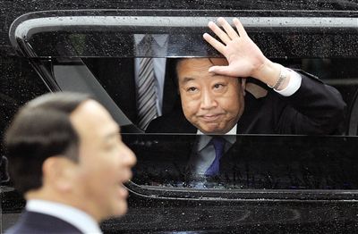 15日，東京，野田佳彥首相黯然揮手離開拉票現(xiàn)場(chǎng)，這似乎預(yù)示著民主黨在大選中的慘敗。16日，野田佳彥在敗選后宣布辭去民主黨黨首職位。