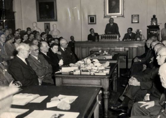 1953年，英國(guó)地質(zhì)學(xué)會(huì)舉行會(huì)議，宣布皮爾當(dāng)人化石是一場(chǎng)騙局