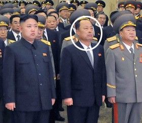 　12月17日在朝鮮平壤錦繡山太陽(yáng)宮舉行的金正日逝世一周年悼念活動(dòng)中，被推測(cè)為朝鮮第二自然科學(xué)院院長(zhǎng)崔春植的人（右二圓圈內(nèi)）站在國(guó)防委員會(huì)第一委員長(zhǎng)金正恩旁邊。