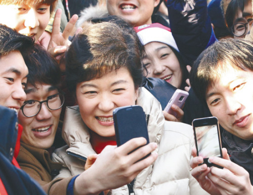 12月15日，樸槿惠與支持者們用手機(jī)合影。