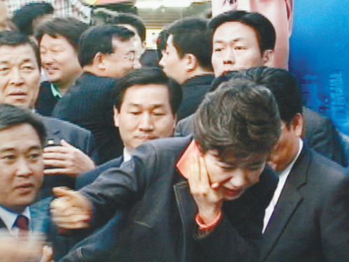 2006年5月20日，樸槿惠在街頭遭到襲擊，右臉被割傷。