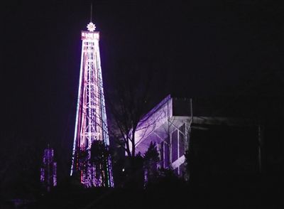 22日，朝韓軍事分界線附近愛妓峰山頂，韓國宗教團體點亮了一棵30米高的巨大圣誕樹，被朝鮮指責為心理戰(zhàn)。