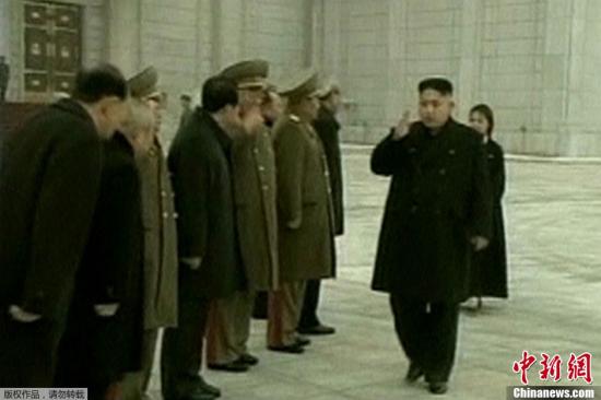 資料圖：當(dāng)?shù)貢r間12月17日，朝鮮平壤，金正恩攜夫人李雪主及黨政軍高層干部參謁錦繡山太陽宮，紀(jì)念金正日逝世一周年。