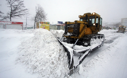 鏟車在清理俄羅斯道路上的積雪。