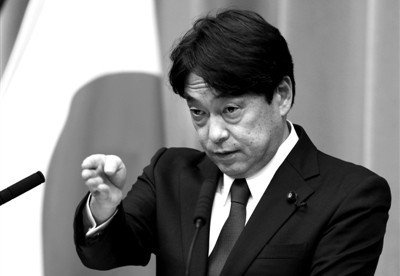 12月27日，日本新任防衛(wèi)大臣小野寺五典在東京舉行的記者會上回答記者提問。