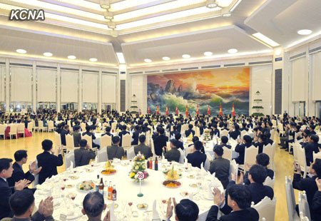 朝鮮勞動黨中央委員會30日舉行盛大宴會，祝賀成功發(fā)射“光明星3號”二期衛(wèi)星。