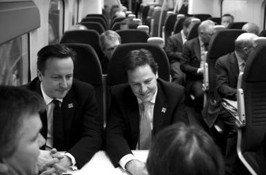 　2012年1月9日，英國(guó)首相卡梅倫(左)與副首相克萊格(右)乘火車前去參加會(huì)議。