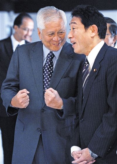 10日，馬尼拉，正在菲律賓訪問的日本外相岸田文雄（右）與菲外長羅薩里奧交談。