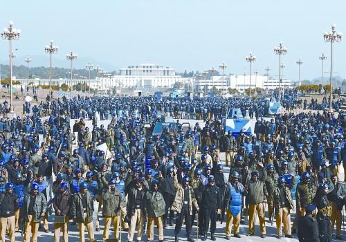 15日上午，大批警察在巴基斯坦首都伊斯蘭堡總統(tǒng)府前警戒。