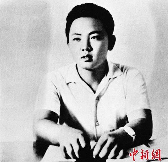 圖為朝鮮已故最高領(lǐng)導(dǎo)人金正日于1963年10月拍攝的大學(xué)時(shí)期照片。