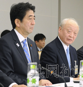 圖為會議秘書長柳井俊二在發(fā)言。左為日本首相安倍晉三。（共同社）