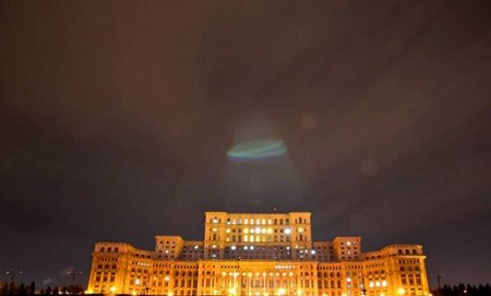 照片中，羅馬尼亞議會大樓上空出現(xiàn)神秘光圈。有人認(rèn)為這是UFO。