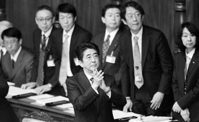 2月28日，日本首相安倍晉三（中）在國會(huì)鼓掌。他當(dāng)天說，希望與中韓重新交好。