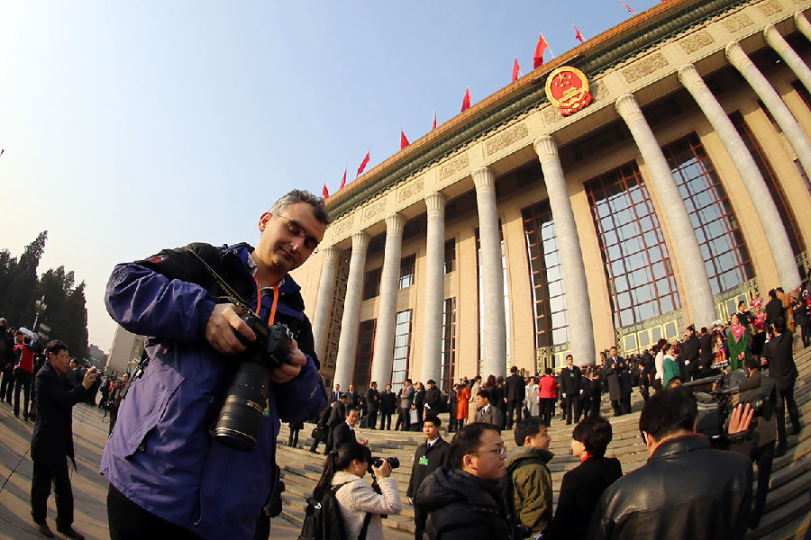 外國記者在人民大會堂外進行采訪。人民網(wǎng)記者吉羽/攝