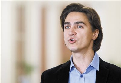 被潑硫酸的菲林現(xiàn)年42歲，是俄羅斯知名芭蕾舞演員。