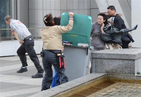 日本部分地區(qū)遭強風(fēng)襲擊成田機(jī)場內(nèi)視線模糊