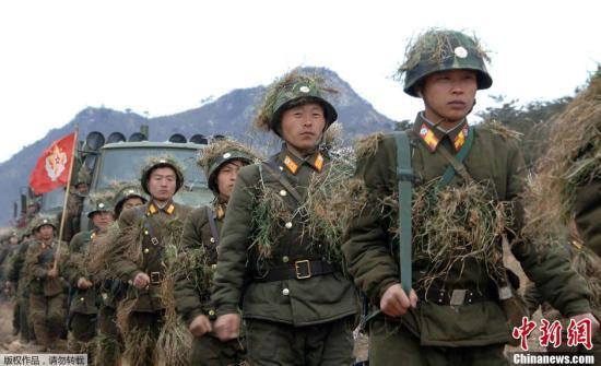 當(dāng)?shù)貢r(shí)間3月11日，朝鮮《勞動(dòng)新聞》刊登大量朝鮮士兵緊張訓(xùn)練的圖片，反制韓美兩國(guó)于當(dāng)天啟動(dòng)的代號(hào)為“關(guān)鍵決斷”的聯(lián)合軍演，振奮朝鮮國(guó)內(nèi)士氣。