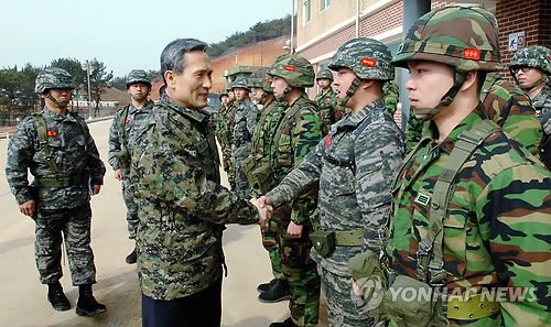 金寬鎮(zhèn)留任韓國防長職務(wù)樸槿惠強調(diào)安全危機(jī)